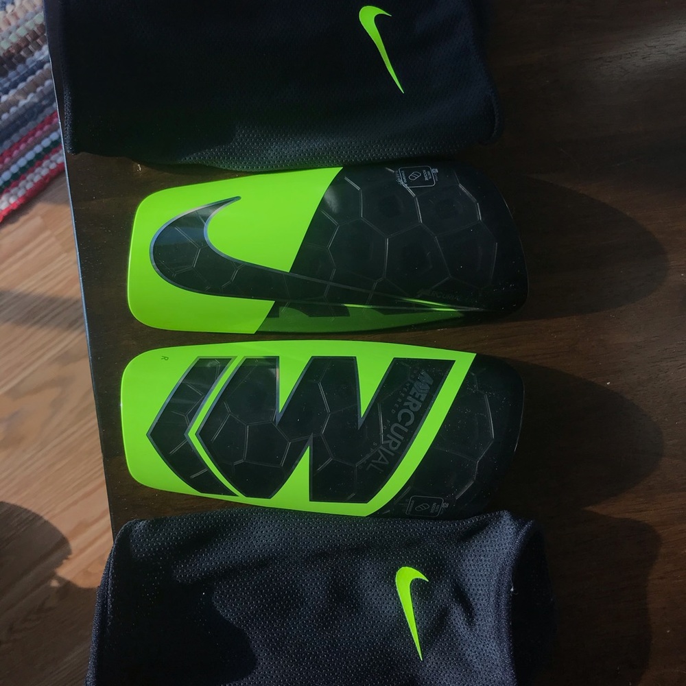 Nike mercurial lite shin guards